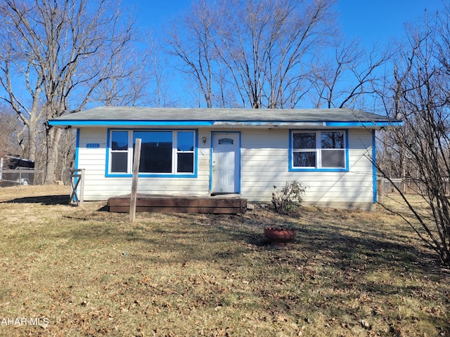 view of front of property featuring a front yard