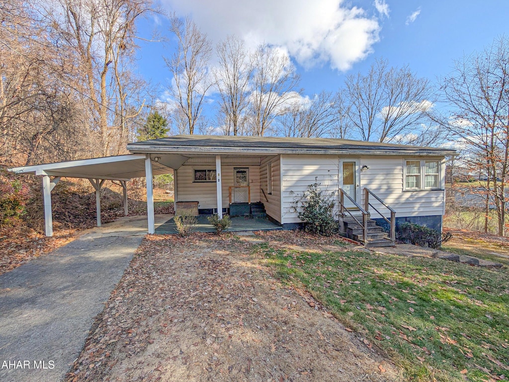 view of front facade featuring a carport