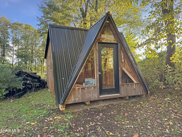 view of outbuilding