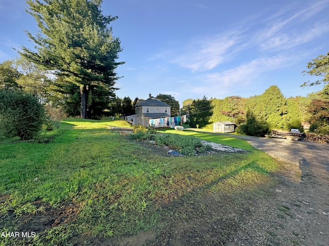 view of yard featuring a storage unit