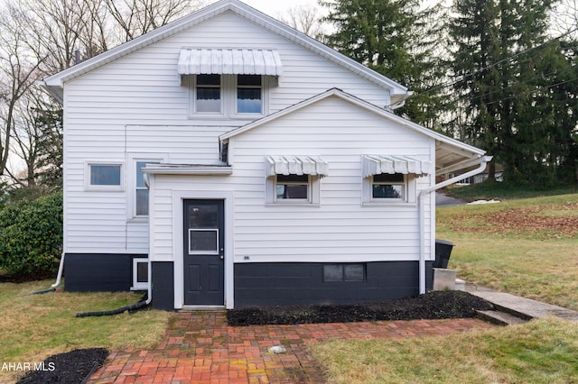 view of front of home with a front lawn