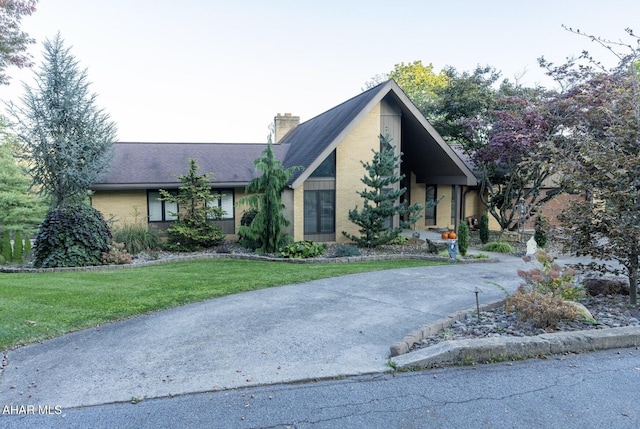 view of front of property with a front yard