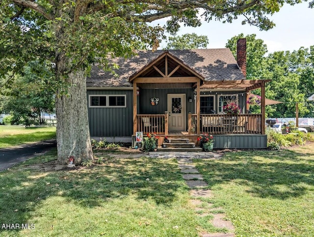 view of front of house featuring covered porch and a front lawn