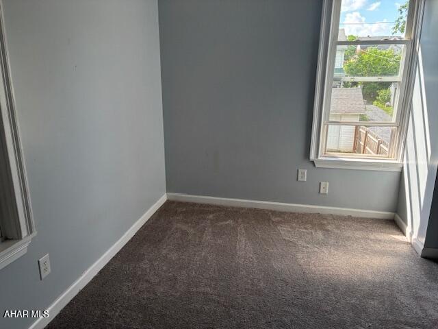 215 N 10th Ave, Altoona, PA 16601 - carpeted spare room with baseboards