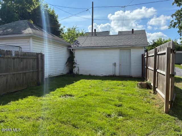 215 N 10th Ave, Altoona, PA 16601 - view of yard featuring an outdoor structure