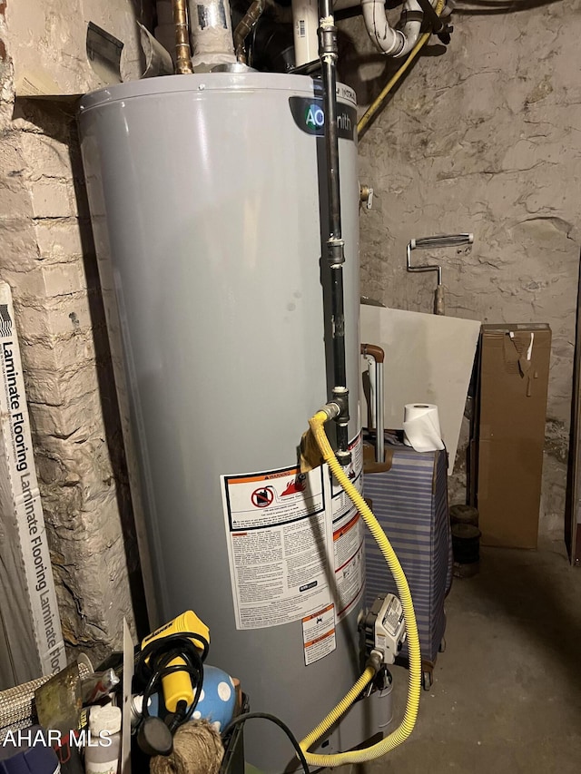 1516 3rd Ave, Altoona, PA 16602 - utilities featuring gas water heater