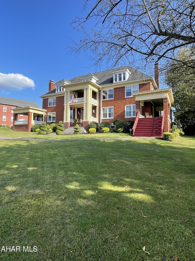 view of front of house featuring a front lawn