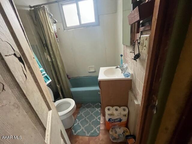 1004-08 17th Ave, Altoona, PA 16601 - full bathroom featuring toilet, vanity, and shower / bath combo with shower curtain