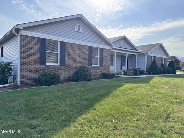 view of front facade featuring a front yard