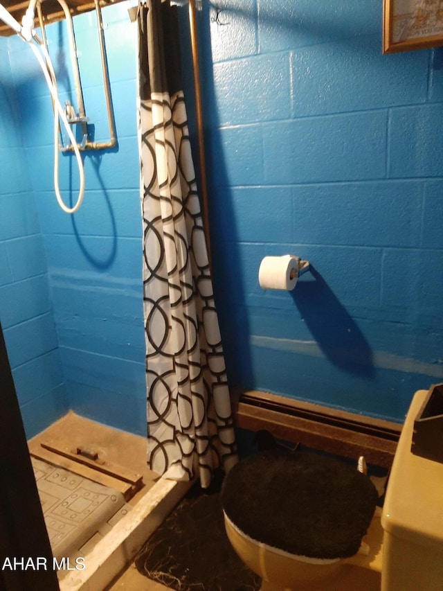 bathroom featuring a shower with curtain