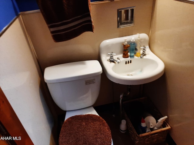 bathroom featuring toilet and sink