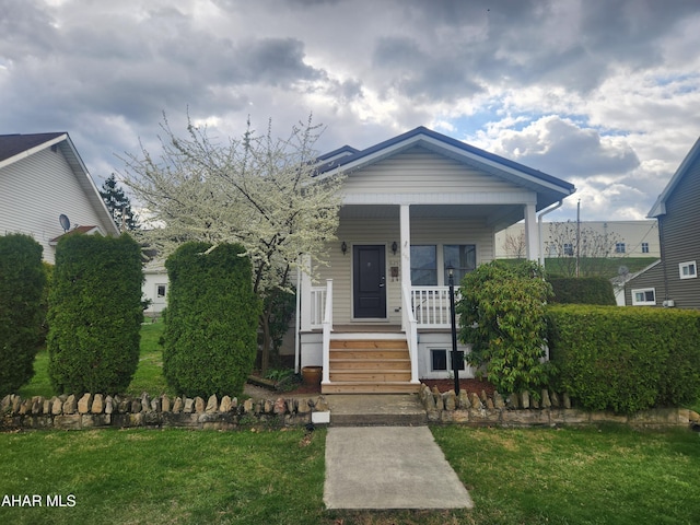 view of front facade featuring a porch and a front lawn