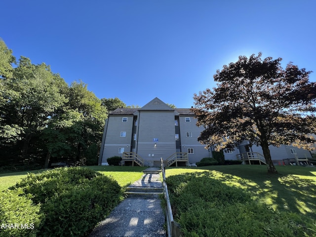 view of front facade with a front lawn