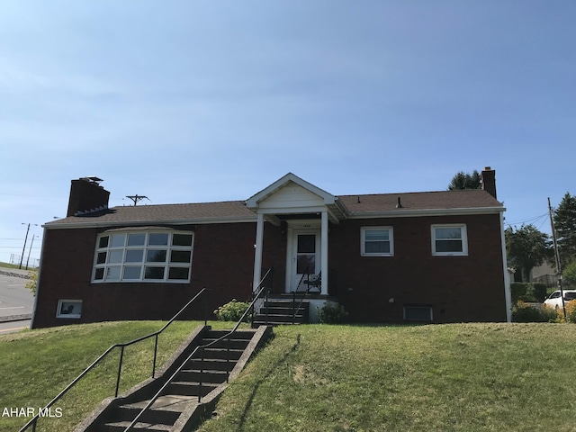 view of front of property featuring a front yard