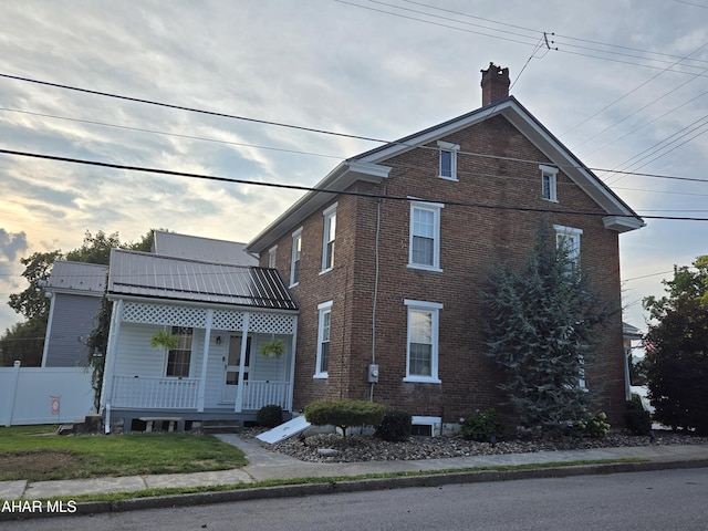 view of front facade featuring a balcony