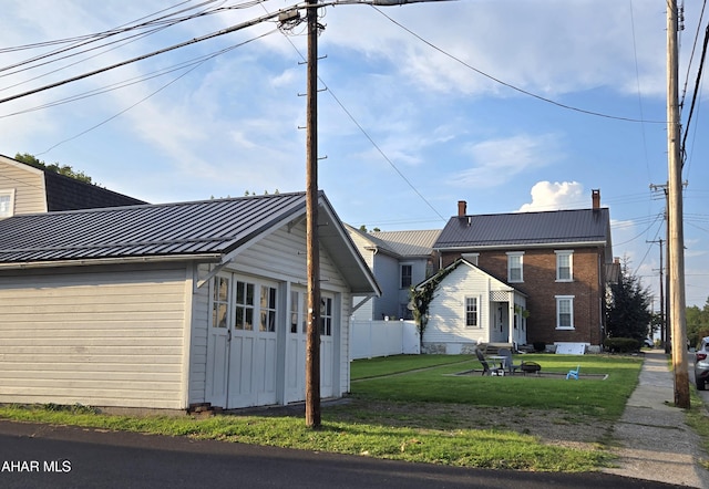 view of front of house featuring a front yard