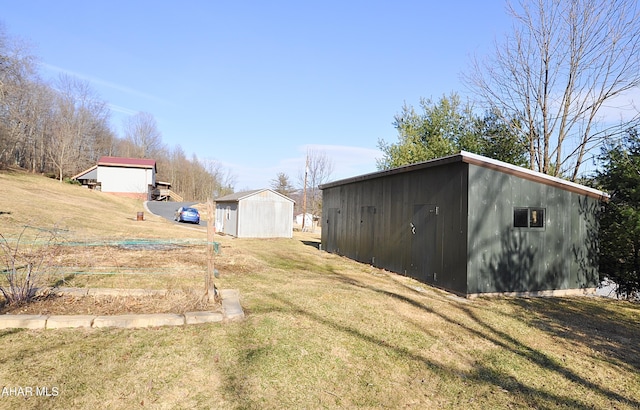 view of yard with an outbuilding