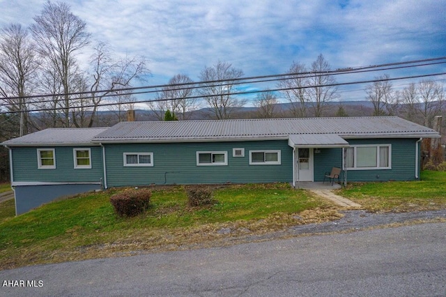 single story home with a front lawn