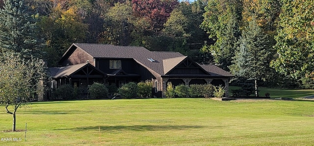 view of front facade with a front lawn