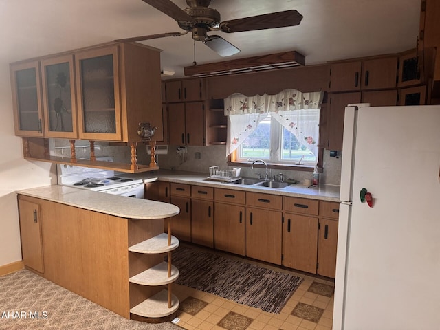 kitchen featuring kitchen peninsula, tasteful backsplash, white appliances, ceiling fan, and sink