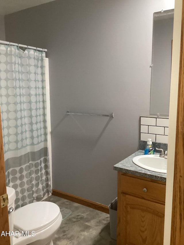 bathroom featuring a shower with curtain, vanity, and toilet