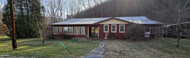 view of front of house featuring a front yard