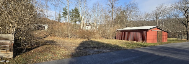 view of yard with a shed