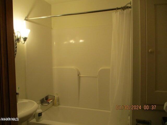 bathroom featuring sink and shower / tub combo