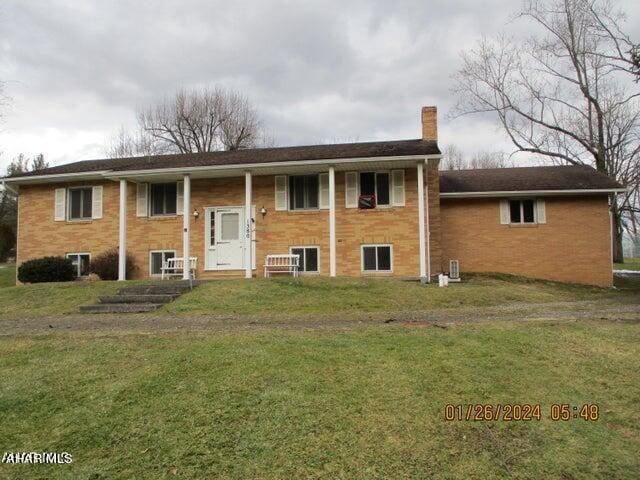 view of front facade with a front lawn