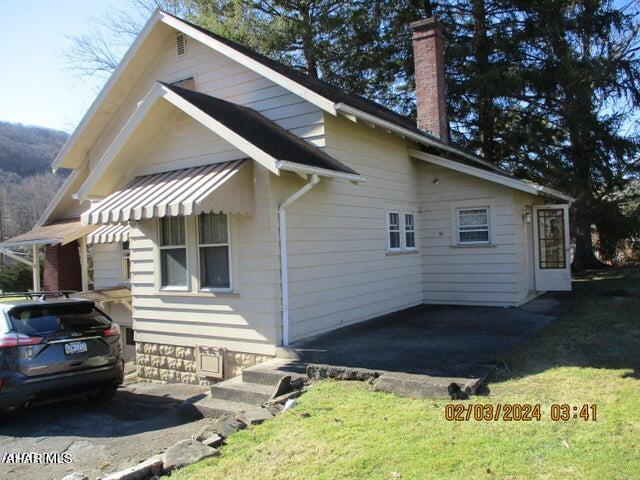 view of side of property featuring a yard