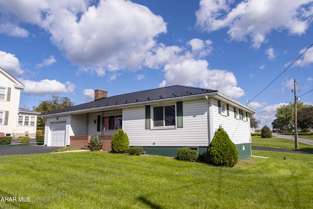 view of front of house featuring a front lawn and a garage