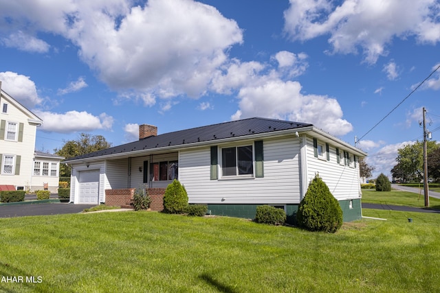 view of front of home featuring a front yard and a garage