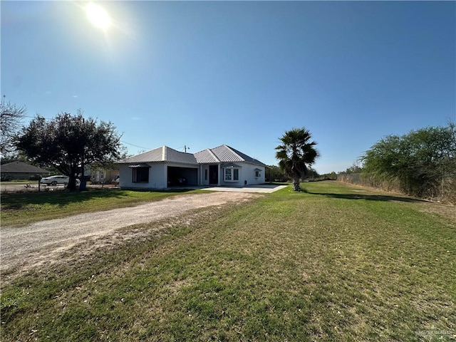 single story home with a front lawn