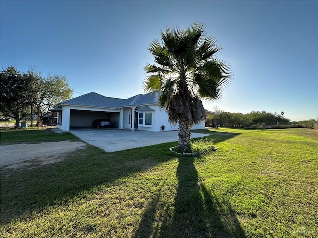 view of front of property featuring a front yard and a garage