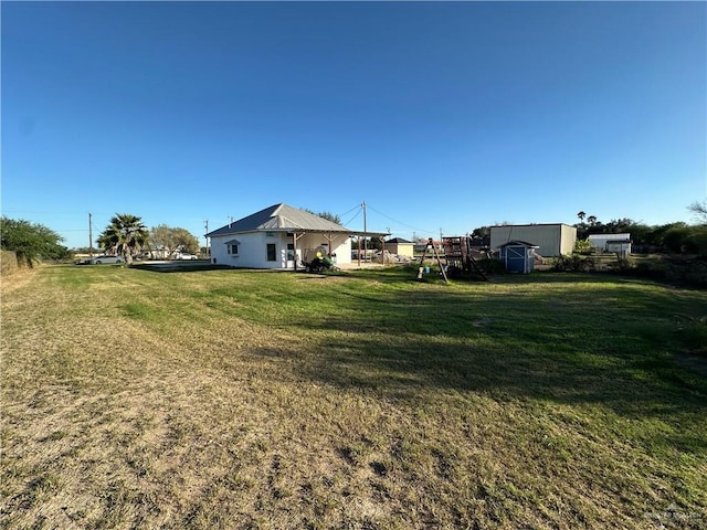 view of yard with a storage shed