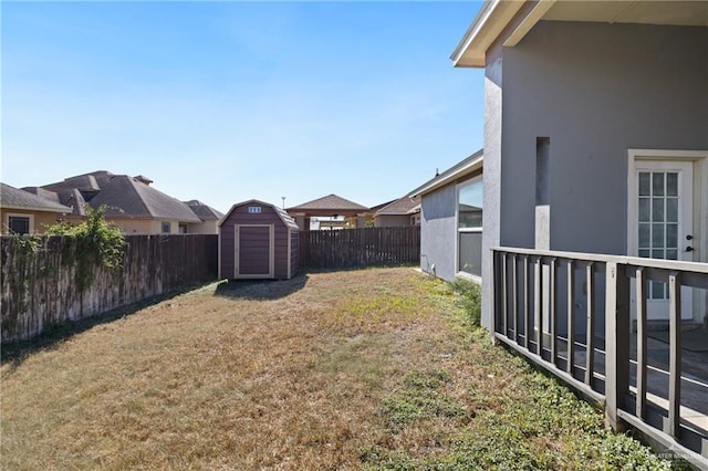 view of yard featuring a storage unit