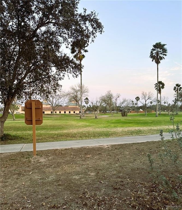 view of property's community featuring a lawn