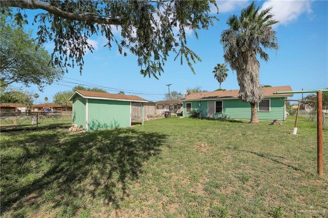 view of yard featuring a storage shed