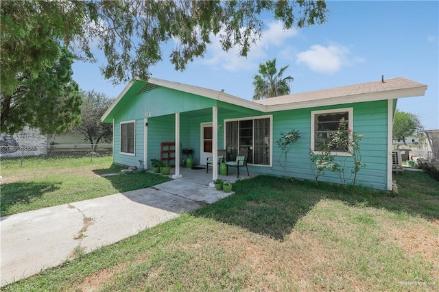 view of front of property with a front yard