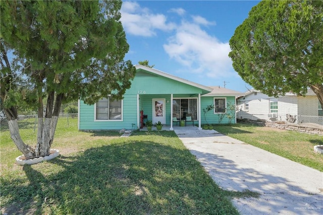 view of front facade featuring a porch and a front yard