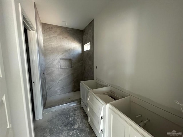 bathroom featuring tiled shower