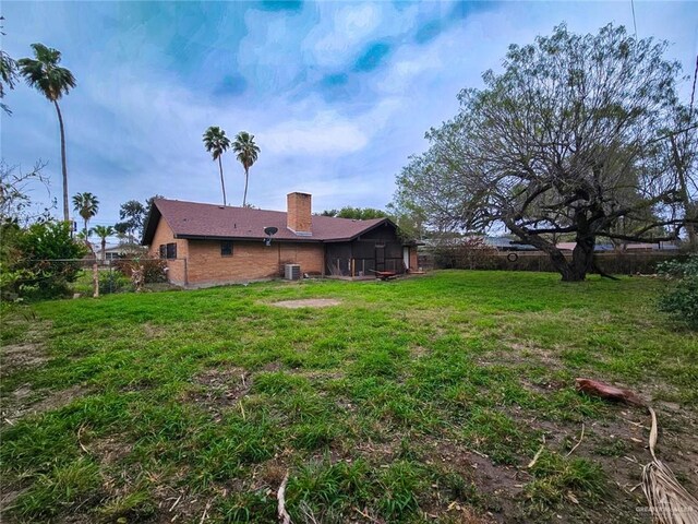 905 E Ithaca Ave, Mcallen, TX 78501 - view of yard featuring central air condition unit
