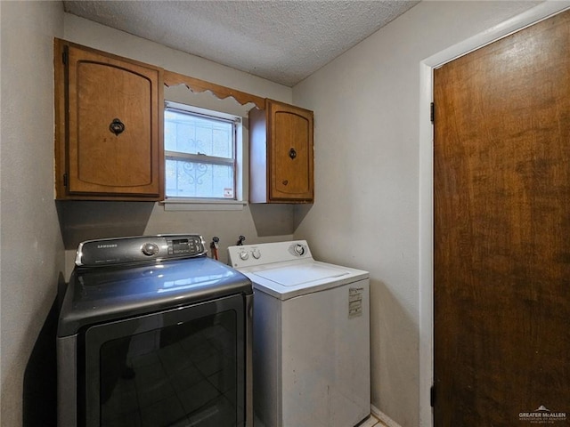905 E Ithaca Ave, Mcallen, TX 78501 - clothes washing area featuring washing machine and dryer, cabinet space, and a textured ceiling