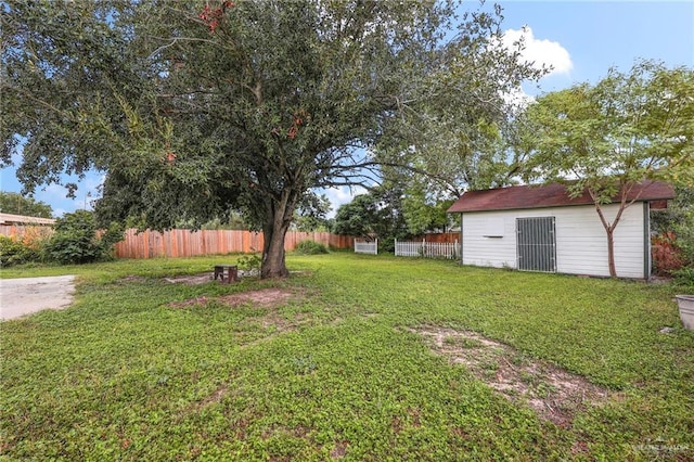 410 W 7th St, San Juan, TX 78589 - view of yard featuring an outdoor structure