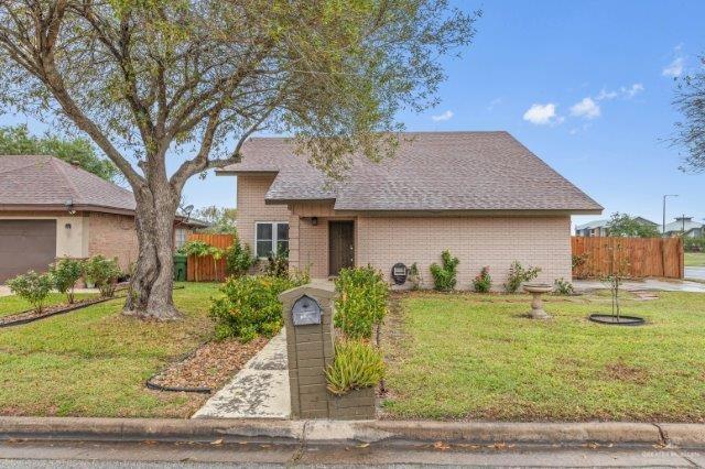 single story home featuring a front lawn