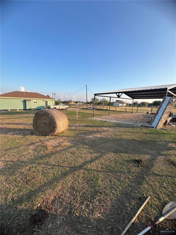 view of yard featuring a rural view