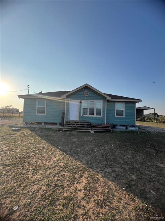 view of front of property with a front yard