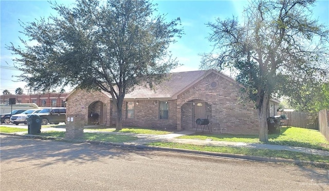 view of front of home featuring a front yard