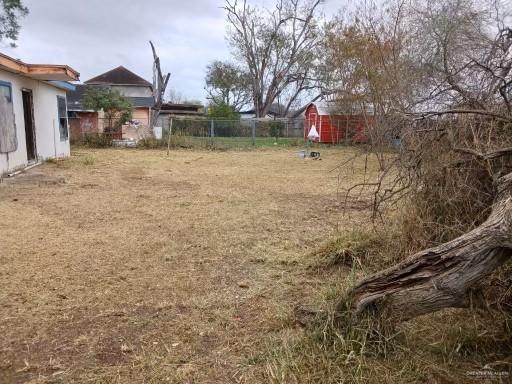 view of yard with a storage shed