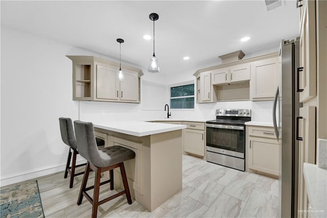 kitchen with sink, hanging light fixtures, a kitchen breakfast bar, kitchen peninsula, and appliances with stainless steel finishes